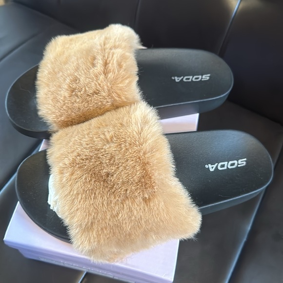 Female fury sandals. Size 7 US - Picture 3 of 3